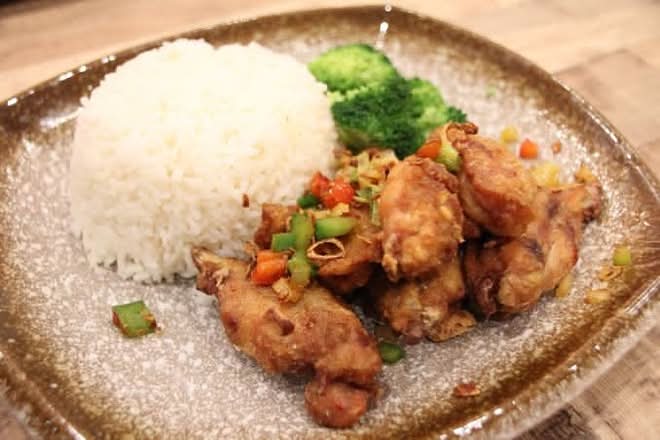 Salt n Pepper Chicken Ribs on Rice椒盐鸡扒盖饭